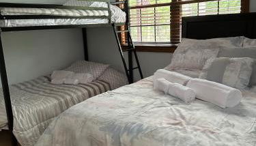 Pocono Hideout Family Home with Hot Tub Deck Sunroom Pool Big Bass Lake Larsen Lake Gouldsboro Clifton Township - Foto 5