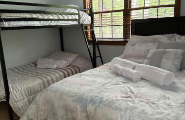 Pocono Hideout Family Home with Hot Tub Deck Sunroom Pool Big Bass Lake Larsen Lake Gouldsboro Clifton Township - Foto 5