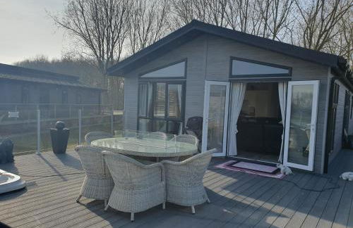 Routh 2-Bed Luxury Lodge Hot Tub & Lake View - Foto 1