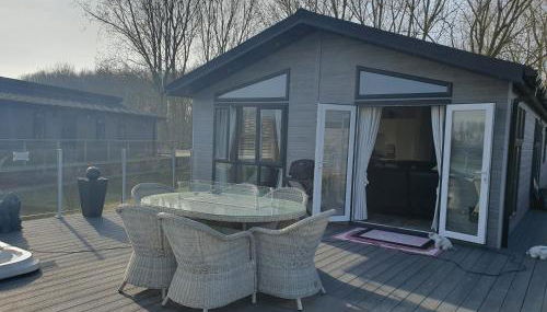 Routh 2-Bed Luxury Lodge Hot Tub & Lake View - Foto 1