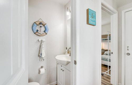 2 Decks, Patio and Views Beachfront Texas Retreat - Photo 13