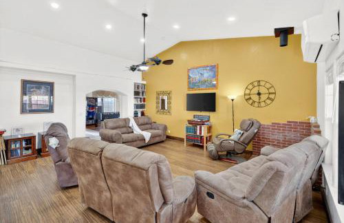 4BR Desert Oasis near Valley and Vegas - Foto 5