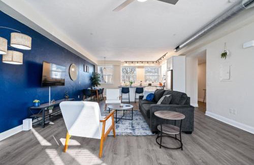 Upscale King Bed Suite with Full Workspace and Free Parking - Foto 3