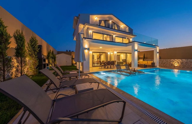 Luxury 4-bed Villa With Private Pool and Jacuzzi - Photo 35