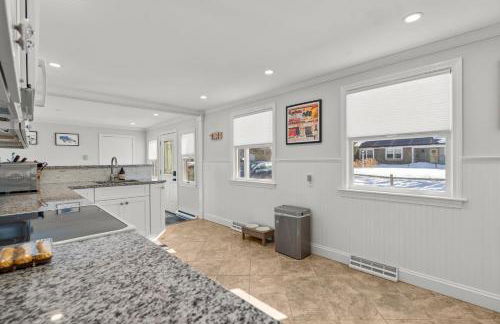 Family Walk to Craigville BeachBright 4BR Coastal Retreat - Foto 18