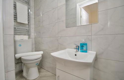 Hastings Manor - Free Netflix, Parking, WiFi & Private Garden - Foto 12