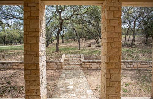 Lakefront 6BR Retreat w Dock & Game Room - Foto 49