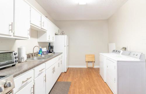 Wrap-Around Porch Uptown Stay-Pets Welcome! - Foto 15