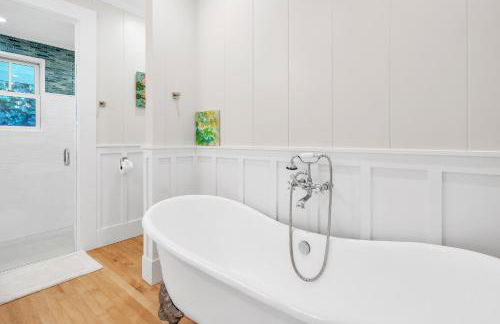 Gorgeous Renovated 1937 Plantation Style Beach House 50 Steps To The Center Of The Beach 5 Bedroom Home by RedAwning - Foto 112