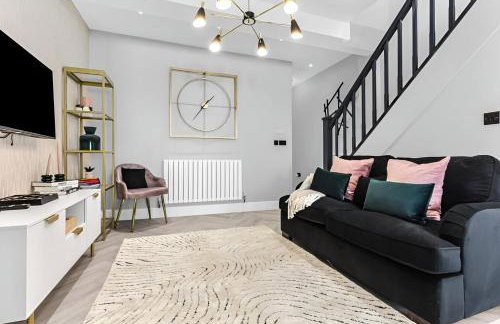 The Ultimate Hangout 4BR Modern House with Garden - Photo 11