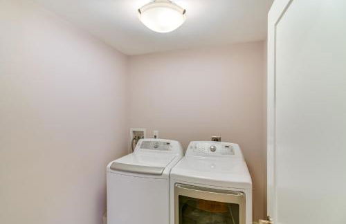 Coastal-Modern Home Less Than 3 Mi to Charlestown Beach! - Foto 23