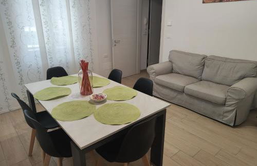 Grigio Perla Panigale, villetta con giardino, 3 camere, parcheggio privato fino 3 posti auto - Un oasi di tranquillità - Vicina all'Aeroporto, Unipol Arena e Fiera - Photo 4