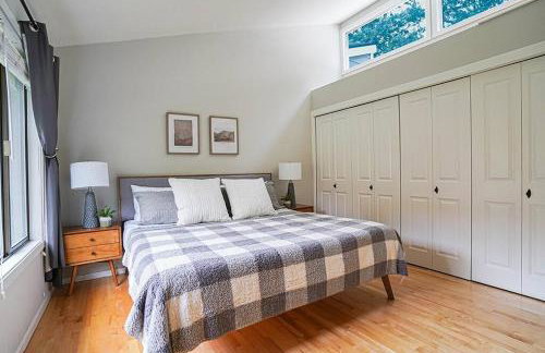 Sunlit contemporary Bellevue Home w a Lush Garden - Foto 23