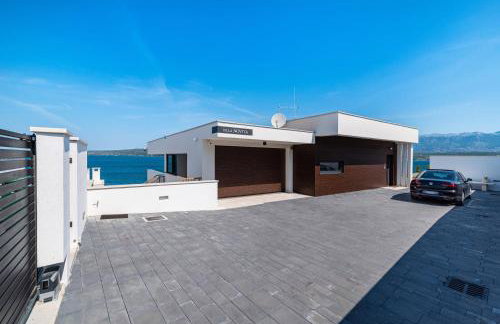 Luxury Villa Novita with Pool - Photo 33