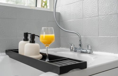 Beautiful Orpington Home w Pool Table and Driveway - Photo 8