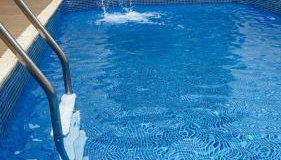 Casa na Praia, Piscina, Cascata, Churrasqueira, 2 Vaga carro, Redes de descanso - Foto 1