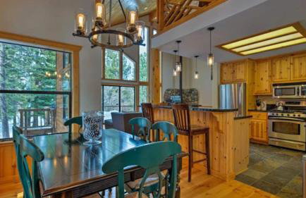 Black Bear by Avantstay Spacious Viking Lodge in Tahoe Donner w/ Game Room & Hot Tub! - Photo 16