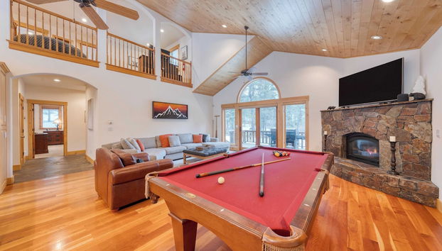 5 Mins to Ski Resort Ping Pong, Pool Table, Deck Donner Ridge by Avantstay - Foto 5, Innenbereich
