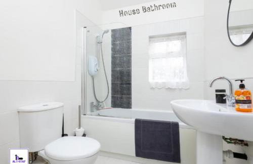 Calder Row by Alt-Stay Contractor Accommodation - 3 Bed Canal Side Contractor Home With Parking, Wi-Fi & Full Kitchen - Ideal For Long stays - Foto 5