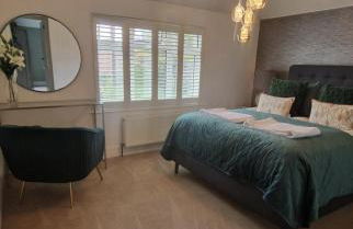 South Coast New Forest Holiday Home-4 Bed-Sleeps 8-Spacious-Parking-EV Dock-Large Garden-Playground-Great for Families-Groups-Professionals - Foto 10