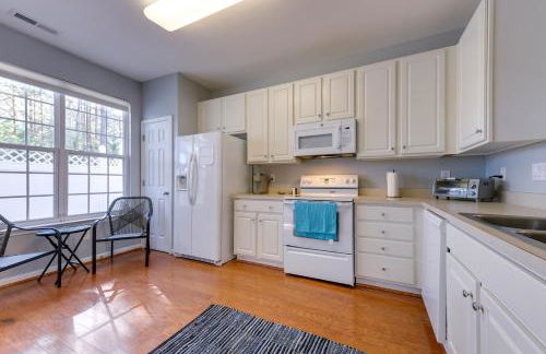 Townhome with Community Pool 11 Mi to Dtwn Raleigh! - Foto 7