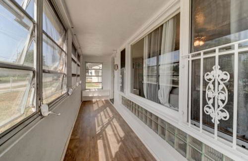 Shark Shack large house minutes to the beach - Photo 18