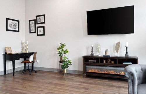 Private Boutique Getaway - Fireplace & Soaking Tub - Downtown Loft - by Cross-Key Vacation Rentals - Photo 5