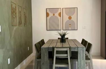 Super stylish 4 BR Home Steps from the Fun - Foto 79