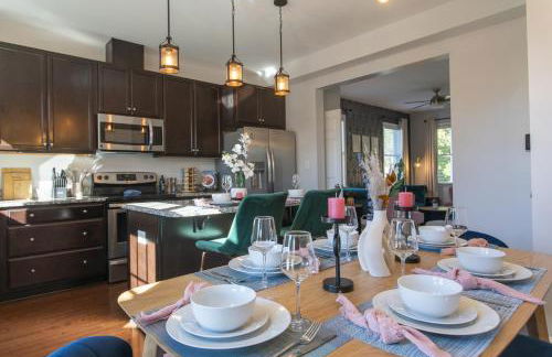 Fam-Biz Friendly 3BD with Fire pit & BBQ - Downtown - Foto 9