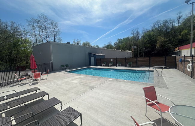 Lighthouse Inn & Suites - Photo 70