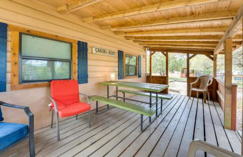 'Cabana Luna' Cabin w/ Deck, Swing & Fire Pit! - Foto 2