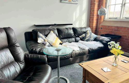 City Mill - Next to Town Centre Shopping and Restaurants - Free Parking - Foto 8