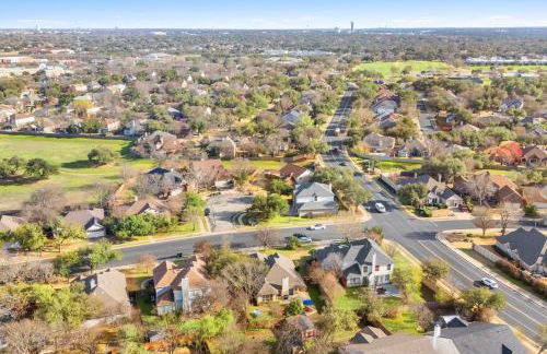 NEW! Stylish Home Arcade & Fireplace Sleeps 10 - Foto 37