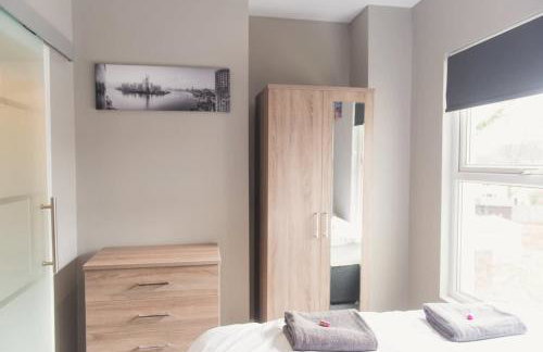 LYNNTON HOUSE Stunning 6 bed Town Centre House ALL with En-Suites Prime Location Tamworth - Foto 31