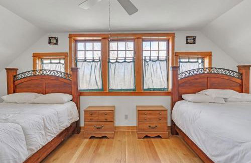 Charming Country 4BR Retreat with Riverfront Views cabin - Foto 17