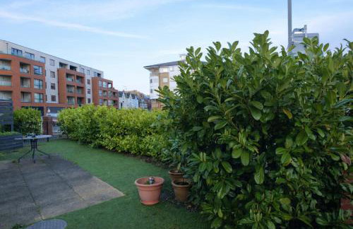 Stylish Garden Flat with Parking 20min to Central London - Foto 15