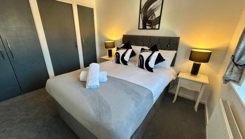 Dovefield House - Modern 3 Bed Home from Home - Alton Towers, Uttoxeter Races - Foto 3, towels, wardrobe