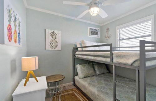 Coastal bungalow with huge yard, comfy deck and close to beach - Foto 16