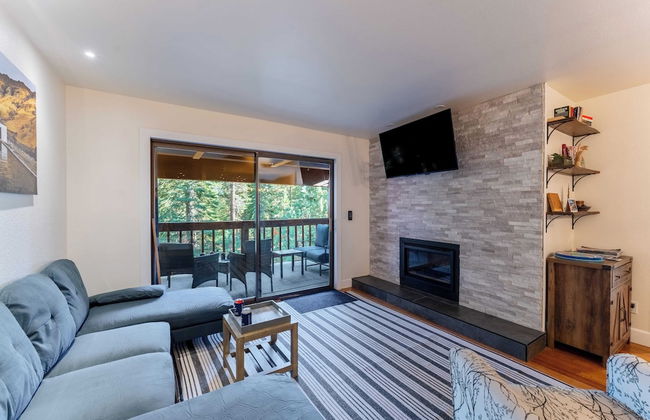 Walk to Lake, Dining+shops 5mins to Ski Resort Incline Paradise by Avantstay - Photo 9