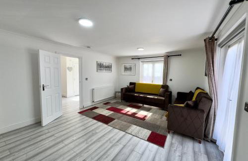Spacious 3-Bed Home with Garden, Private Parking, Smart Tv's, Fast Wi-Fi - Photo 13