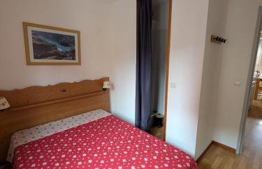Appartement 4 pièces pour 6-8 personnes, 2 chambres, 1 cabine, 2 canapés-lit double dans le salon, au pied des pistes et piscine l'été, wifi fibre - Foto 6