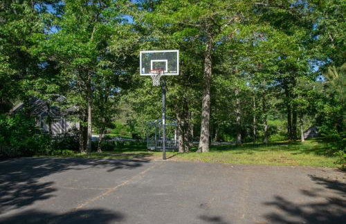 Spacious Home with Direct Pond Access! - Foto 46