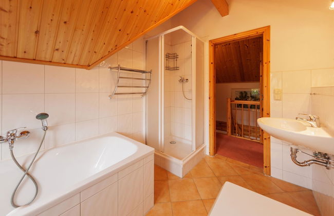 Cozy Holiday Home with Wood Burning Stove near Water - Foto 8