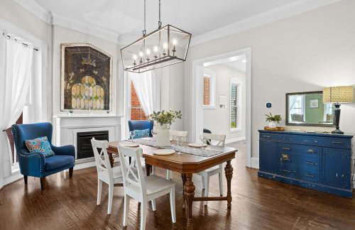 Elegant Manor w Private Yard & Modern Amenities - Foto 26