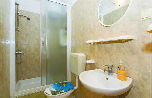 Three-Bedroom Apartment In Ostrvica - Photo 27