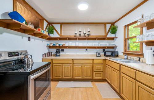 River Cabin w Hot Tub, Screened Porch & Fire Pit - Photo 20