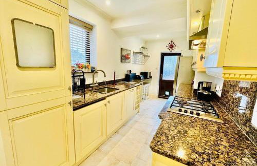 4-Bed Oasis Quiet Culde sac - Foto 29