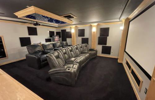 Luxurious Getaway Pool Hot Tub Theater Gym Outdoor Kitchen BBQ 2 Miles to Disney - Foto 11