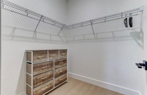 Chic & Spacious 4 Bedroom 3 Full Bathrooms Retreat in West Tampa and Pvt Backyard - Foto 31