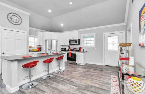 Prolific Red Luxe: Private Deck + Stylish Living - Photo 30